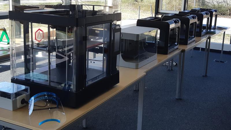 Acht 3D-Drucker sind im Einsatz um medizinische Schutzausrüstung für das Universitätsklinikum zu produzieren. Dazu kommen noch Mitarbeiter, die im Homeoffice mit privaten Druckern unterstützen. 
