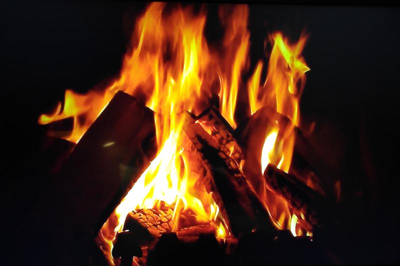 Holz verbrennt im Kamin