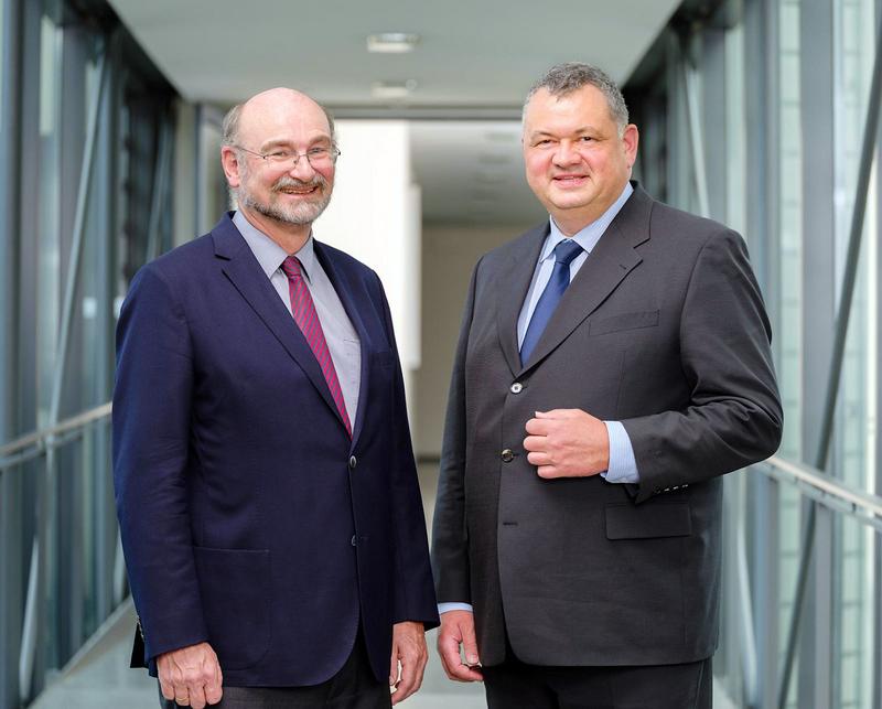 Seit dem 1. April 2020 leitet Prof. Sebastian M. Schmidt (rechts) als Wissenschaftlicher Direktor das HZDR. Sein Vorgänger, Prof. Roland Sauerbrey (links), verabschiedet sich in den Ruhestand.