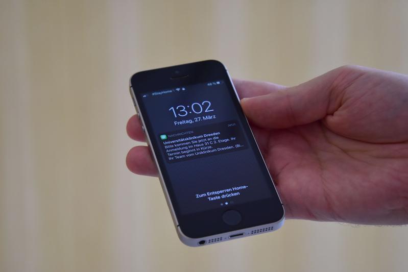 Per SMS erfährt der Patient, dass er gleich dran ist sowie aktuelle Testergebnisse.