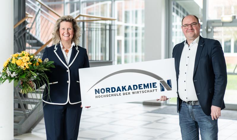 Prof. Dr. Lars Binckebanck begrüßte die neue Präsidentin der NORDAKADEMIE Univ.-Prof. Dr. Kerstin Fink mit einem Blumenstrauß auf dem Campus der Hochschule in Elmshorn