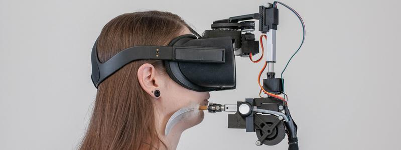 Versuchsanordnung im Projekt FaceHaptics: mit haptischen Reizen das Erleben virtueller Realität steigern. Foto: IVC