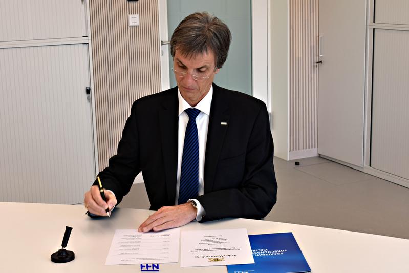 Rektor Prof. Dr. Oliver Lenzen unterzeichnet die Hochschulfinanzierungsvereinbarung.