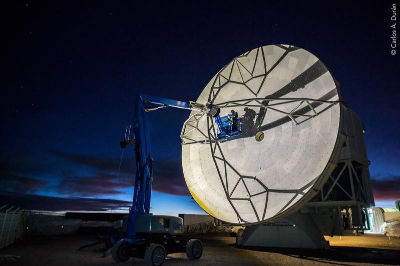 Das 12m-APEX-Teleskop auf dem Chajnantor-Plateau in Chile, war an den Beobachtungen von 3C 279 beteiligt. Auf dem Bild sieht man das Holographieteam bei der Justierung der Teleskopoberfläche. 
