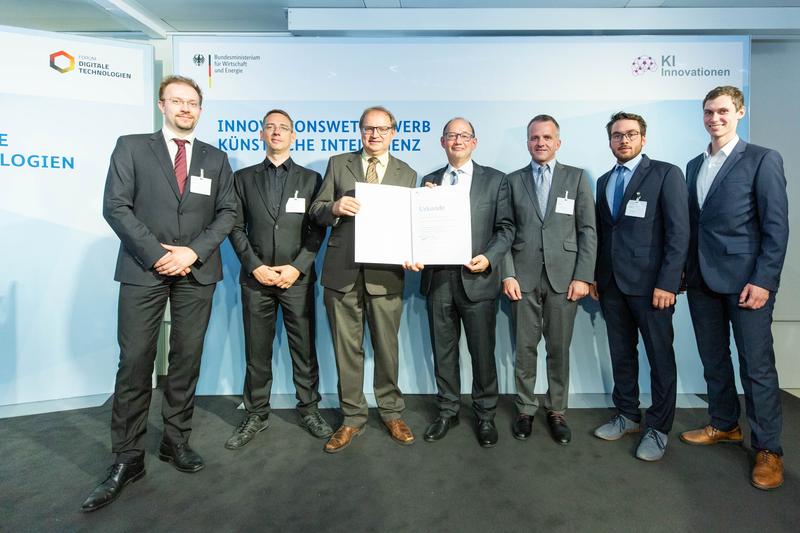 Auszeichnung des SPEAKER-Projekts beim KI-Innovationswettbewerb des BMWi in 2019. V.l.n.r.: Prof. Dr. J. Lehmann, Prof. Dr. A. Both, Dr. B. Grill, Dr. J. Köhler, O. Hellmuth, J. Fischer, D. Laqua