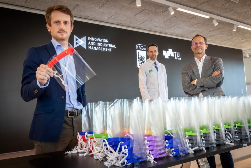 TU Graz produces medical shields from the 3D printer. From left: Philipp Metnitz (Med Uni Graz), Hans Peter Schnöll (TU Graz), Christian Ramsauer (TU Graz).