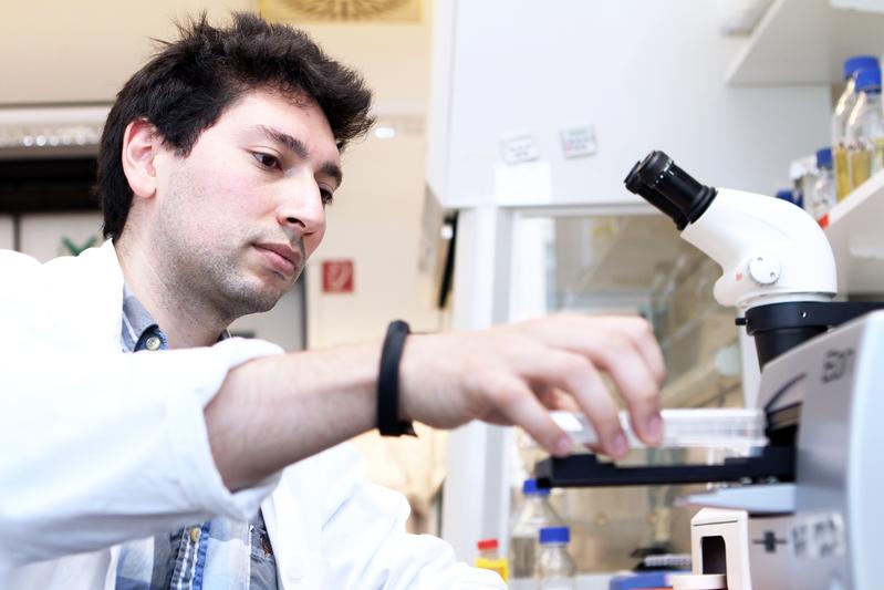 In der CAU-Arbeitsgruppe Evolutionsökologie und Genetik erlangte Barbosa 2017 seinen Doktortitel.  