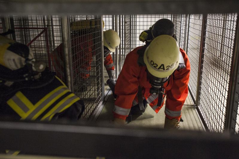 Erhöhte Sicherheit für Rettungskräfte: Dank eines Ortungssystems lassen sich Laufwege nachvollziehen und so Personen besser lokalisieren. (Foto: Robert Fuge, KIT)