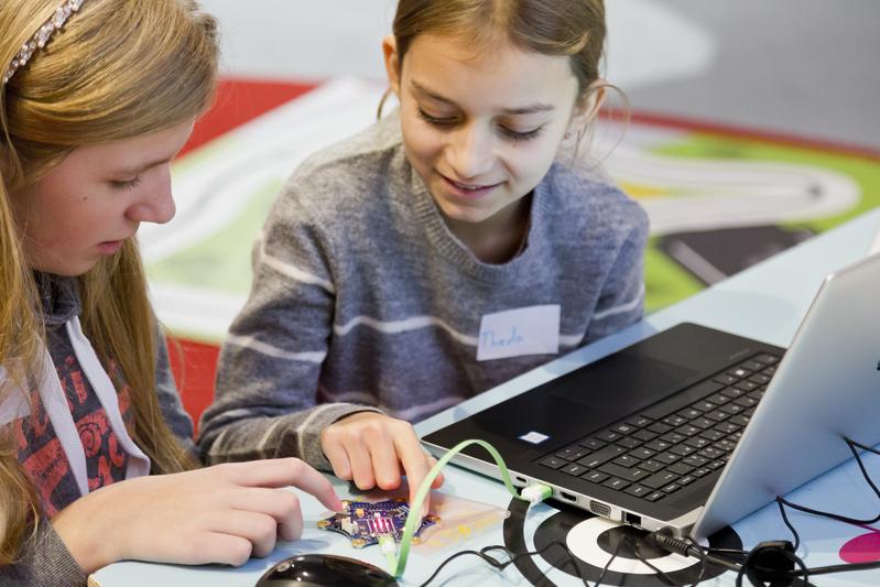 Bereits ab der Grundschule können Mädchen und Jungen den Calliope mini spielerisch auf der Open-Source-Plattform Open Roberta programmieren.