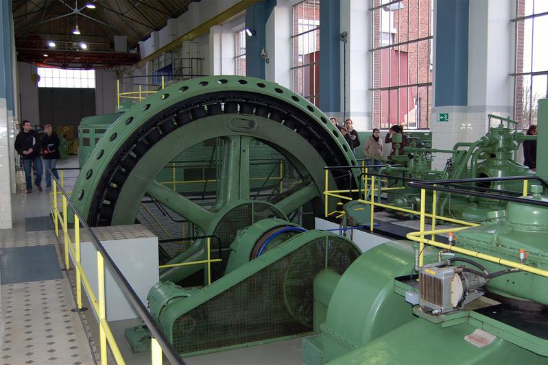 Generatorausrüstung im Turbinenhaus, Laufwasserkraftwerk Weser.