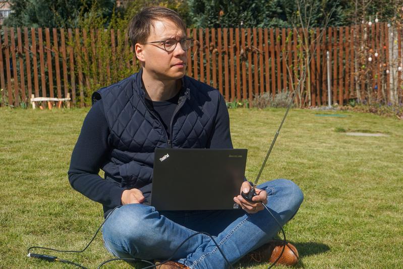 Prof. Marco Krondorf testet die Funkverbindung zur ISS in seinem Garten in Dresden. 