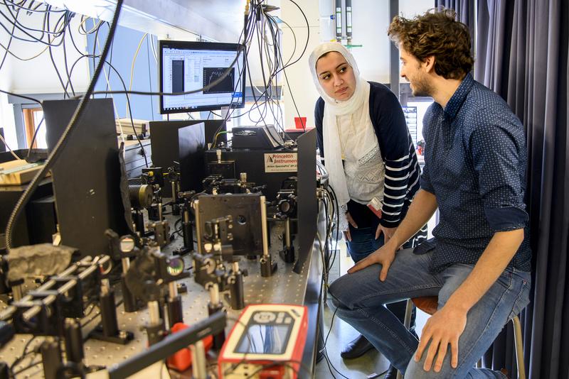 Die Erstautoren Elham Fadaly (links) und Alain Dijkstra (rechts) mit ihrem Aufbau zur Messung des emittierten Lichts.