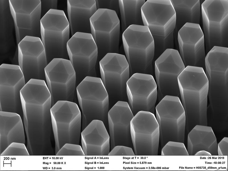 Nanodrähte aus Germanium-Silizium-Legierung mit hexagonalem Kristallgitter können Licht erzeugen. Sie könnten direkt in die gängigen Prozesse der Silizium-Halbleitertechnologie integriert werden.