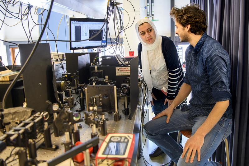 First authors Elham Fadaly (left) and Alain Dijkstra (right) at their optical setup to measure the emission of light from the hexagonal-SiGe nanowires.