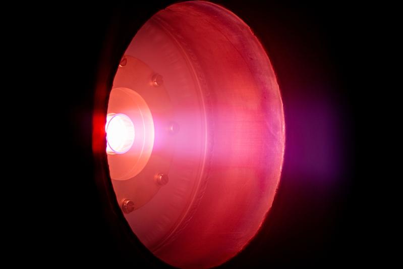 Plasmastrom des Induktiven Plasmatriebwerks im Betrieb mit N2. 