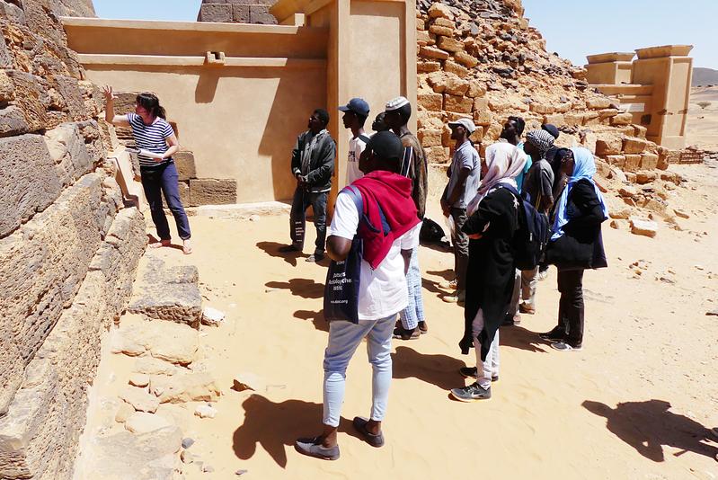 Restaurierungslehrgang an den Pyramiden von Meroe: Restauratorin Anette Schulz erläutert die Schäden an den Sandsteinen der Pyramiden