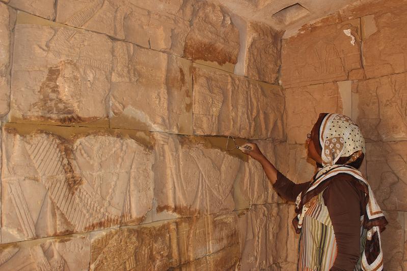 Restaurierung der Reliefs der Opferkapellen: Omima Hasbelrsoul beim Schließen von Fehlstellen
