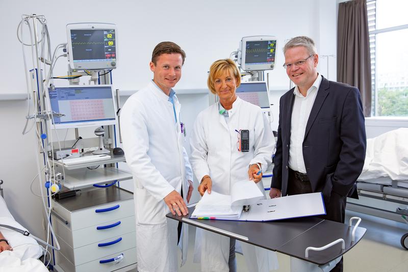 Professor Schindler, die leitende Studienschwester Carola Westenberg und der leitende Prüfarzt Dr. Marcus May (von rechts).  