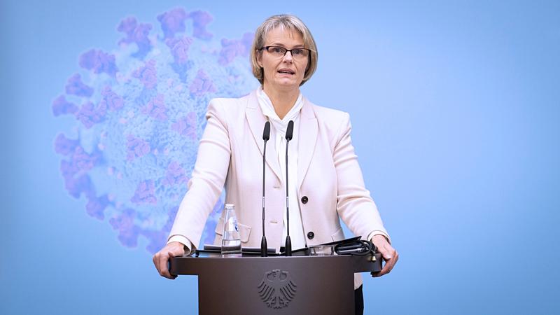 Bundesforschungsministerin  Anja Karliczek gibt den Startschuss für den WHO Solidarity Trial in Deutschland. Die Mega-Studie wird von DZIF und DZL koordiniert.