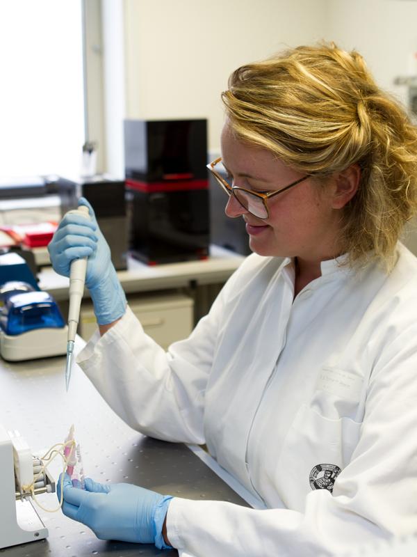 Dr. Stefanie Deinhardt-Emmer (Universitätsklinikum Jena) beim befüllen des Alveolus-on-a-Chip-Modells