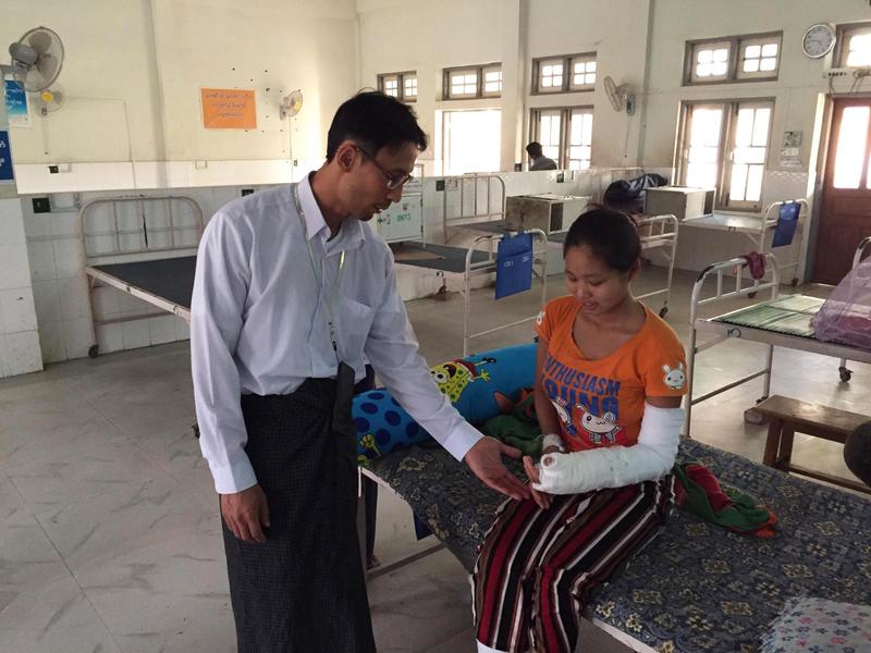 Thiha Aung mit Patientin