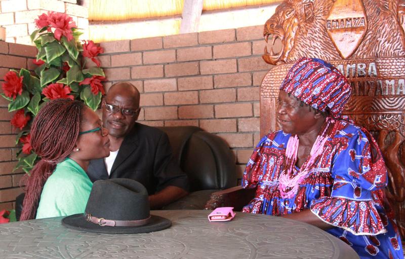 Martha Nelumbu (rechts), Königin der Oukwanyama, empfängt in ihrer Residenz die Forschungsassistentin Parista Mengela Logonda.