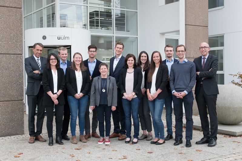 Prof. Kai-Uwe Marten (links) und Prof. Heribert Anzinger (rechts) mit ihren Mitarbeiterinnen und Mitarbeitern des Instituts für Rechnungswesen und Wirtschaftsprüfung der Universität Ulm 