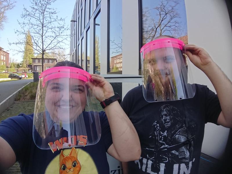 MakervsVirus: Lena Hagenauer und Leon Heindl produzieren Faceshields.