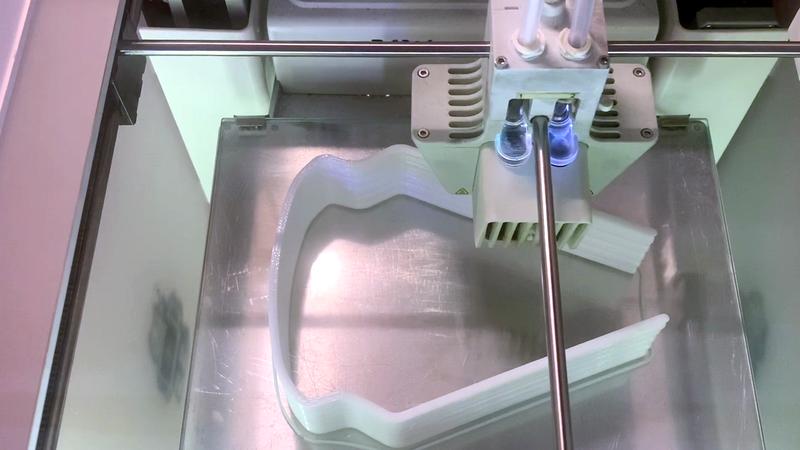 3D-Druck der Brillenbügel im Stapel für eine höhere Stückzahl