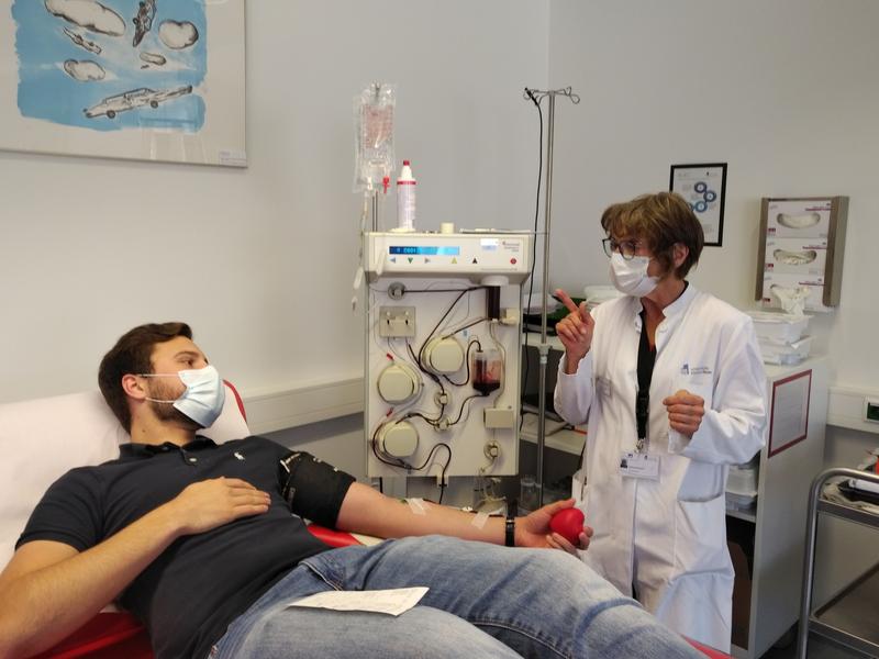 Rekonvaleszenten-Plasma zur Behandlung von schwerkranken Covid-19-Patienten: Einer der ersten Spender ist Jan K. Heike Brüssler vom Blutspendedienst am UKB erklärt ihm den Ablauf der Plasmaspende.