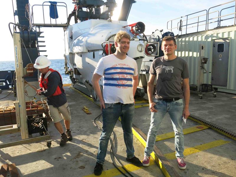 Cedric Hahn und Gunter Wegener vor dem Tauchboot ALVIN, mit dem sie in ihr Forschungsgebiet 2000 Meter unter der Meeresoberfläche tauchen konnten. 