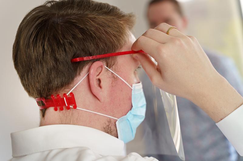 Die Surgical Mask Straps verlängern die Gummibänder einer herkömmlichen Schutzmaske. Der Tragekomfort wird dadurch enorm verbessert.