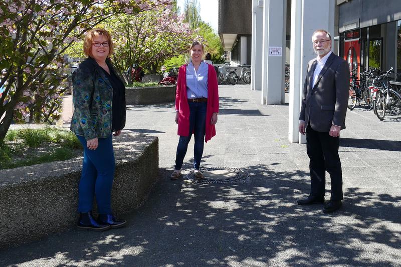 Die MHH-Organisatoren Professor Dr. Ingo Just und Britta Minx (links) zusammen mit Meike Meyer-Wrobel (Bildmitte), Geschäftsführerin des Niedersächsischen Zweckverbandes zur Approbationserteilung.
