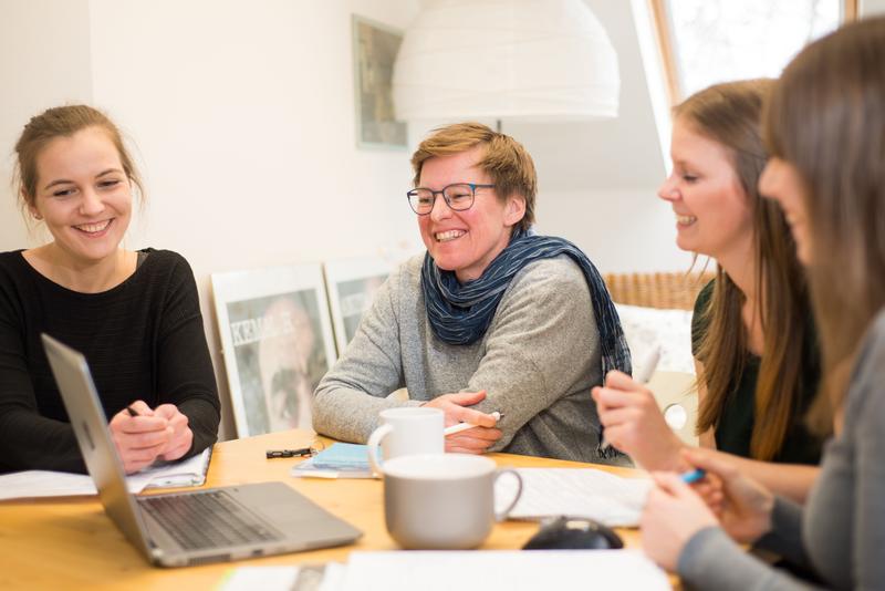 Studiengangsleiterin Prof. Sabine Metzing mit Studierenden der UW/H im Department für Pflegewissenschaft