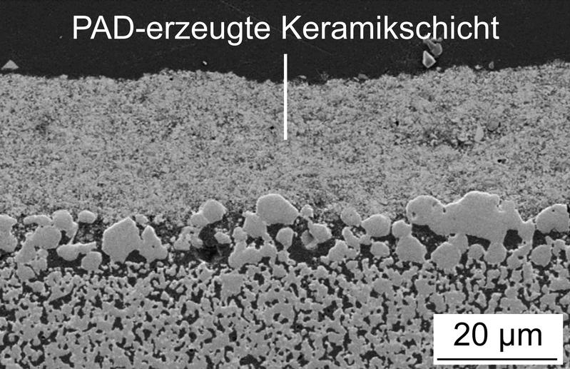 Mit aerosolbasierter Kaltabscheidung erzeugte Keramikschicht auf einer porösen gasdurchlässigen Elektrode, wie sie für Brennstoffzellen benötigt wird. 