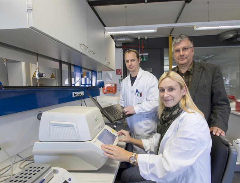 A team led by Christoph Sensen (right; Institute of Computational Biotechnology at TU Graz), has succeeded in using biomarkers to diagnose sepsis 2 to 3 days before the first clinical symptoms appear.
