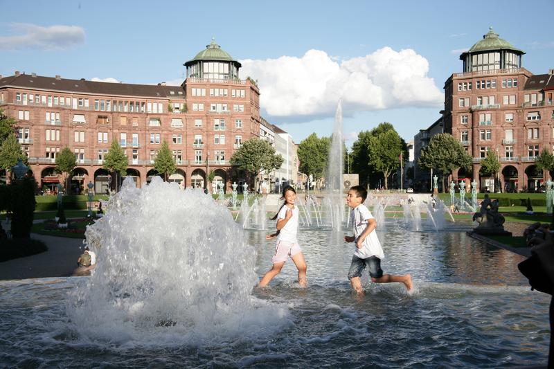 Springbrunnen werden an heißen Tagen auch zum Abkühlen genutzt. Darunter leidet die Wasserqualität. Mit einem neuartigen Reinigungsmodus soll das Wasser deutlich länger nutzbar bleiben.