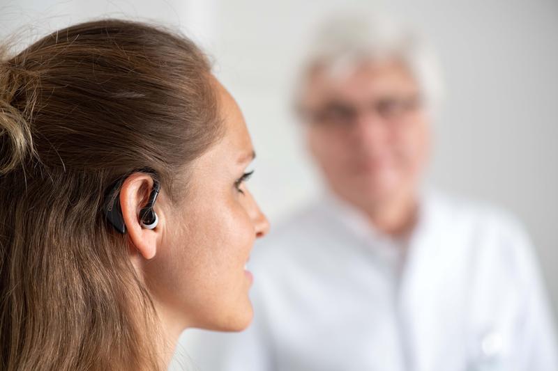 In einer Studie der Technischen Universität München (TUM) sollen Covid-19-Patientinnen und -Patienten in häuslicher Isolation kontinuierlich mit Ohrsensoren überwacht werden.