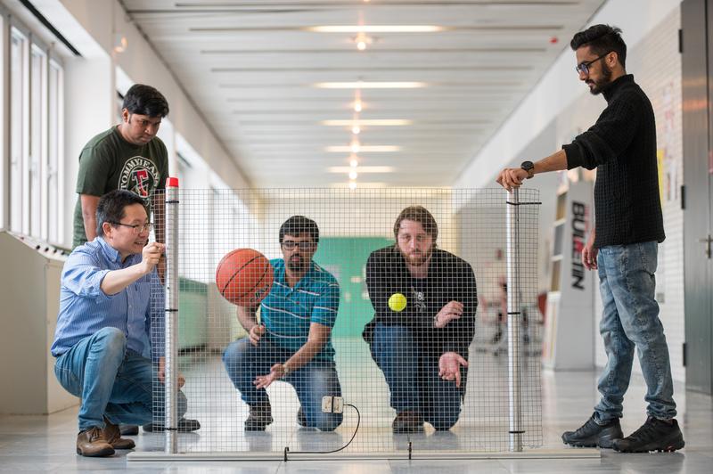 In Versuchsreihen simulierte das Team an Zäunen etliche Arten von Störungen, wie hier mit Bällen. V.l.: Dr. Haibin Gao, Melvin Chelli, Ishwar Mudraje, Carsten Dennis Quint und Bharet Gulab Patil.