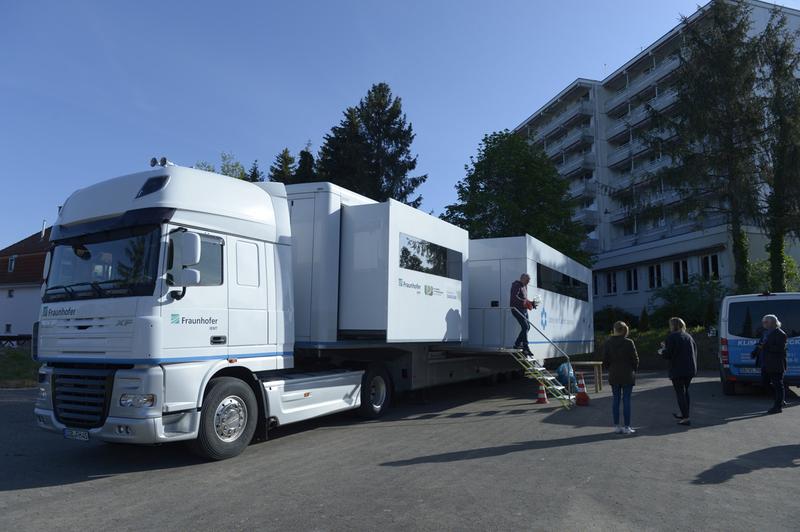 Das mobile epidemiologische Labor (epilab) des Fraunhofer-Instituts für Biomedizinische Technik IBMT beim aktuellen Einsatz im Saarland.
