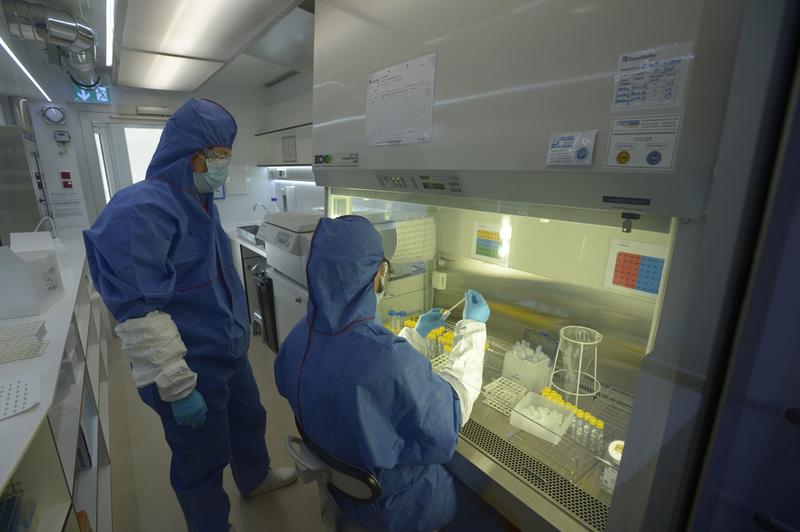 Blick in den Laborbereich im mobilen epidemiologischen Labor (epilab) des Fraunhofer-Instituts für Biomedizinische Technik IBMT im Einsatz.