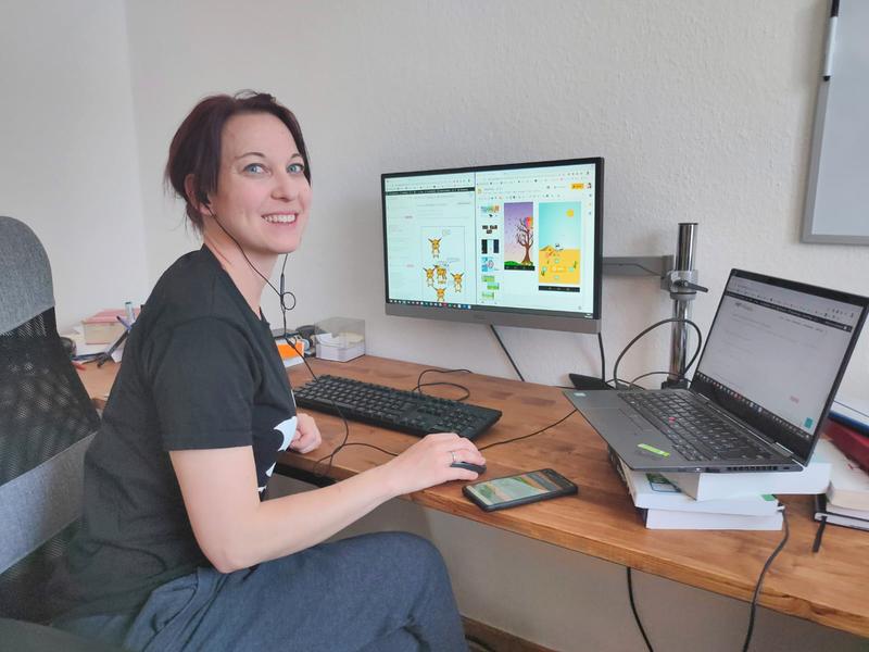 Die Informatikerin Dr. Bernadette Spieler, hier während des Online-Coding-Kurses für Kinder, forscht und lehrt im Bereich der Informatikdidaktik an der Universität Hildesheim.