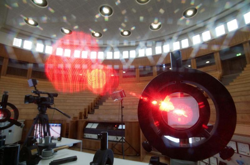 Physikhörsaal der Universität Jena mit Kamera. Im Sommersemester 2020 finden Vorlesungen als Livestream statt.