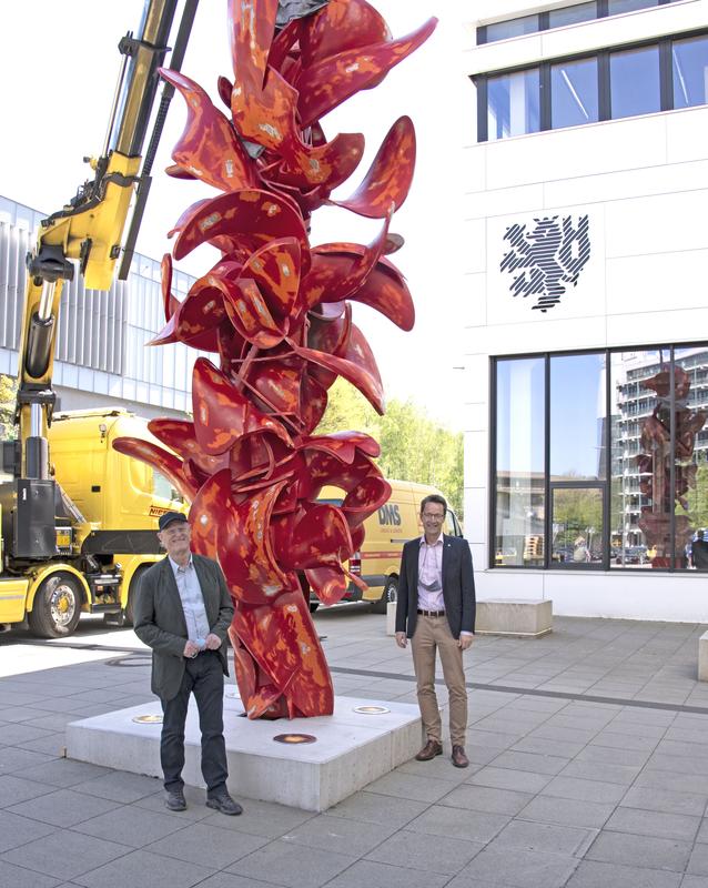 Überzeugten sich persönlich von dem neuen Ortsbild vor Gebäude V/W: Der international renommierte Bildhauer Tony Cragg (li.) und Uni-Rektor Prof. Dr. Dr.h.c. Lambert T. Koch.