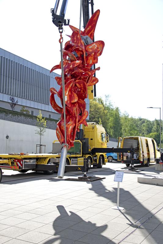 Die Tony Cragg-Skulptur "Zum Licht" wurde auf dem Campus der Bergischen Universität Wuppertal aufgestellt.