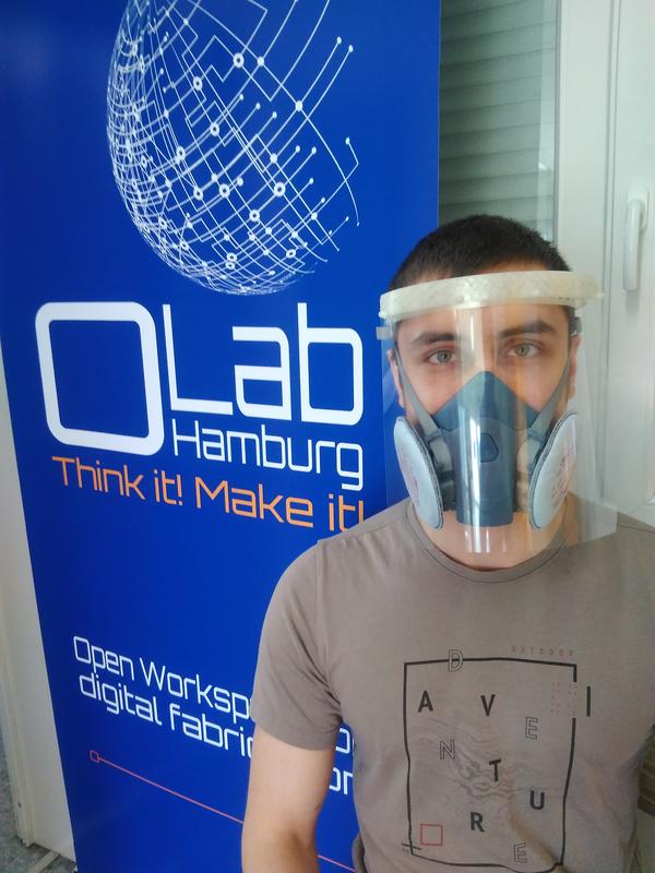 Studierende und Mitarbeiter des Laboratoriums Fertigungstechnik erproben im OpenLab Hamburg ihr Know How zur Herstellung von Face Shields