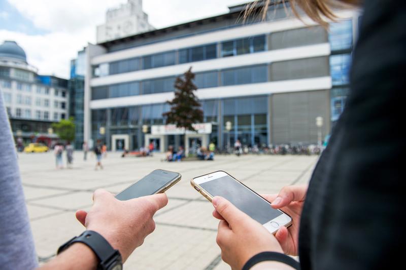 Beim Hochschulinformationstag lässt sich der Uni-Campus per App auf dem Smartphone entdecken.