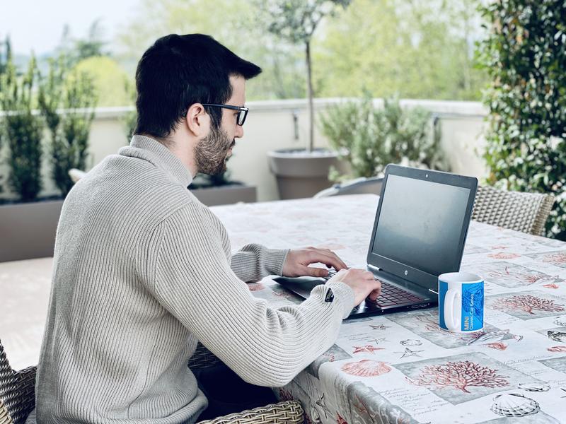 Alvise Doria, IT-Student an der Universität Padua, absolviert online den Bachelor-Kurs „Sicheres Netzwerkmanagement“, den die HM im Rahmen von DECAMP anbietet