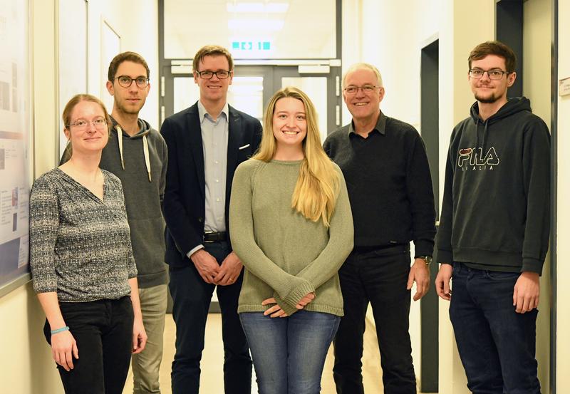 Prof. Christine Selhuber-Unkel (v.l.), Tobias Spratte, Prof. Stephan Wulfinghoff, Sabrina Curtis, Prof. Eckhard Quandt und Marian Sielenkämper forschen im Schwerpunktprogramm „KOMMMA“.