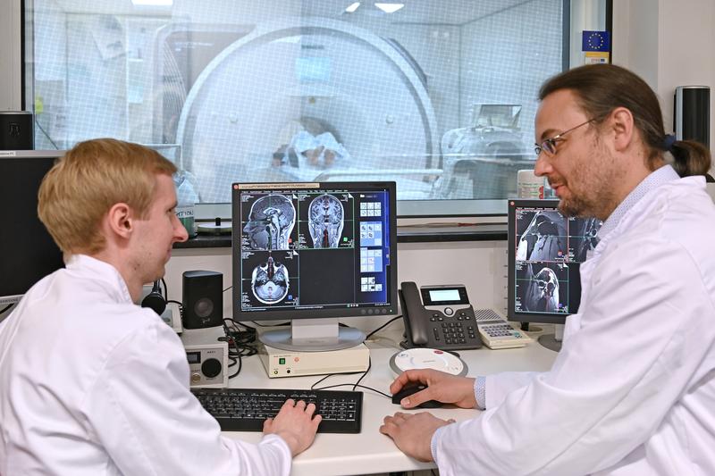 Auf der Suche nach einem Prognosemarker für die Ketamintherapie bei Depression messen Prof. Dr. Martin Walter (r.) und Dr. Florian Götting vom Uniklinikum Jena die Hirn-Netzwerkaktivität im MRT.